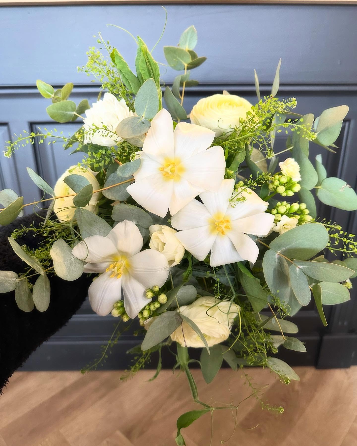 Livraison de bouquet de mariée papillon Bouquet de mariée papillon livré à Aizenay et alentours, composé de roses et lisianthus roses, gypsophile et eucalyptus. Une création florale originale et élégante, disponible en livraison pour sublimer votre mariage.