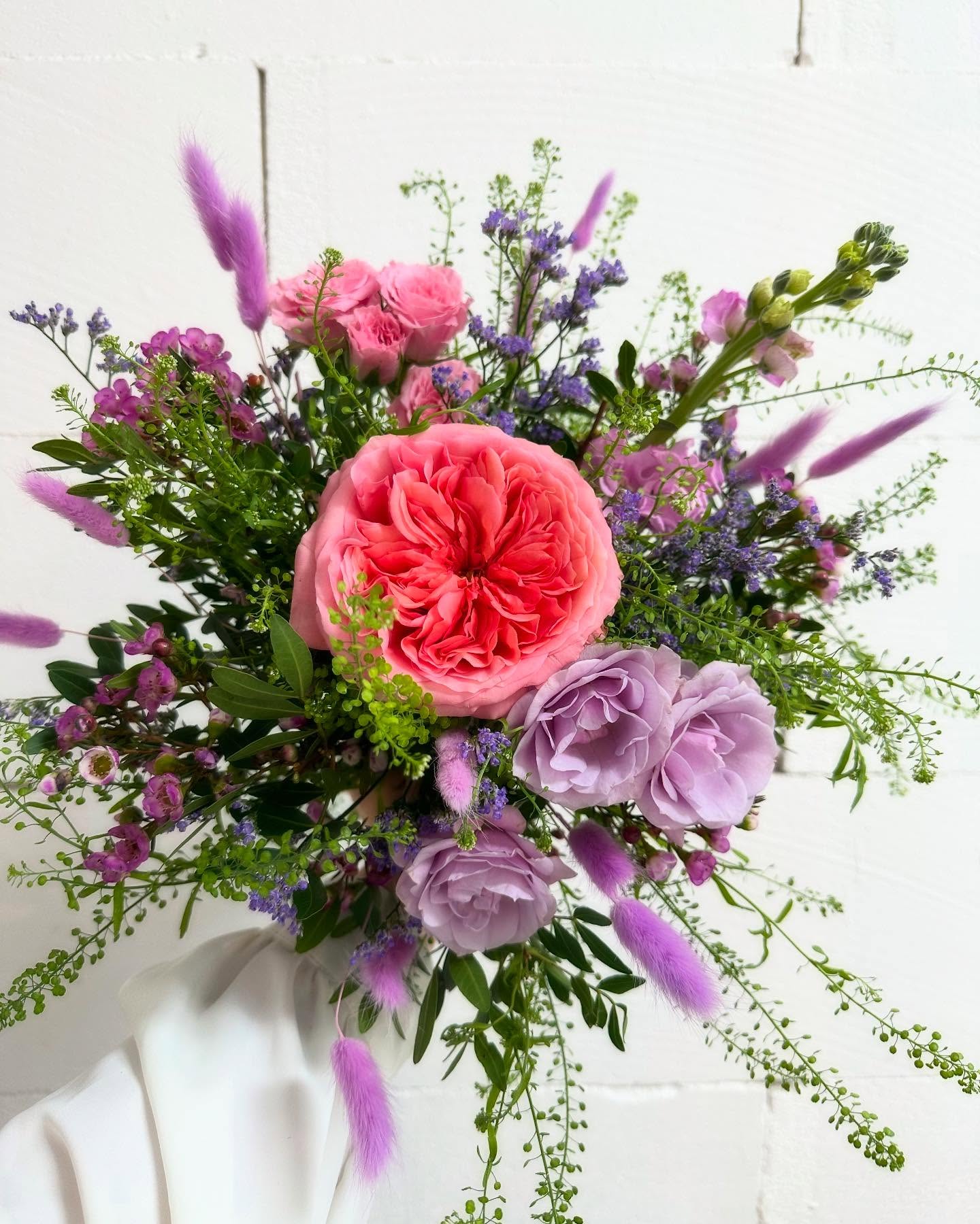 Fleurs de saison - lilas, pivoine Un bouquet avec de magnifiques tonalités lilas, rose et vert acidulé