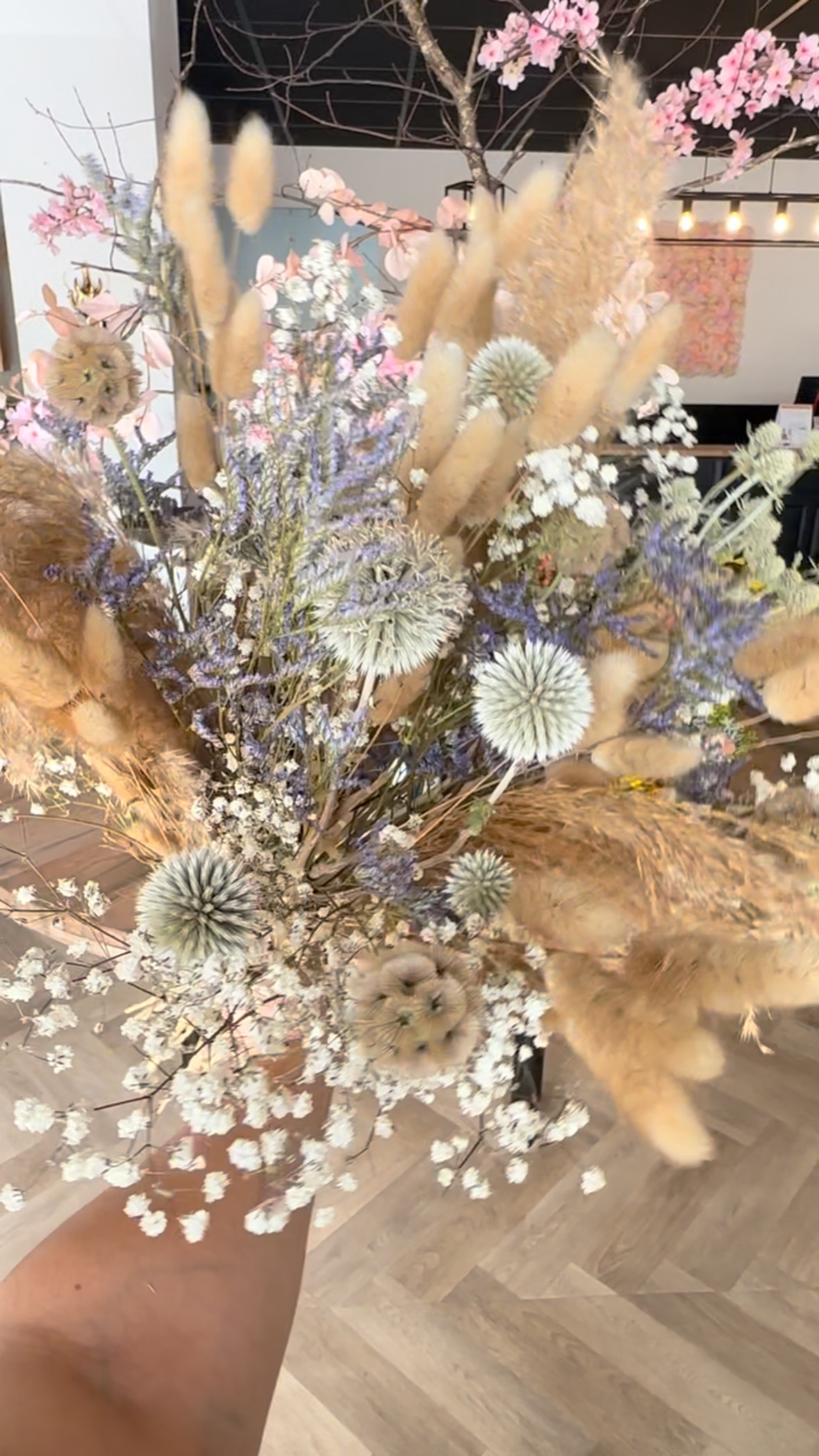 bouquet de fleurs séchées Un bouquet de fleurs séchées nuances de beige et blanc, qui se prêtera à tous les intérieurs. Ses teintes naturelles sont intemporelles